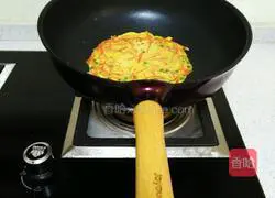 Illustration of how to make carrot and egg pancakes 5