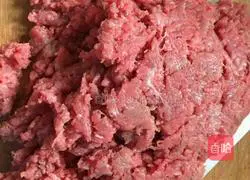 Illustration of how to make walnut-fried black pepper beef patties 2