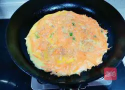 Illustration of how to make carrot and shrimp skin egg pancake 7