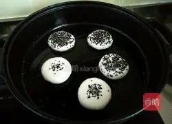 Illustration of making glutinous rice flour sesame cake 4