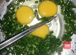 Illustration of how to make green onion and egg pancakes 1