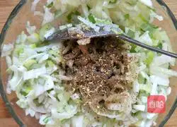 Illustration of how to make scallion pancakes 6