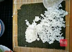 Illustration of how to make fancy sushi 3