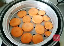 Illustration of making black sesame and sweet potato dough cake 2