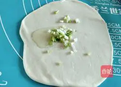 Illustration of how to make scallion pancake 5