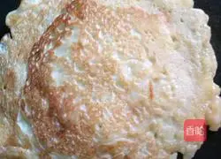 Illustration of how to make banana egg pancake 5