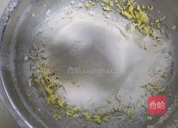 Illustration of how to make salty onion-flavored lard and peach cake 6