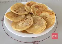 Illustration of how to make sesame and white sugar round cakes 13