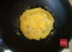 Illustration of how to make lettuce, ham and egg burritos 6