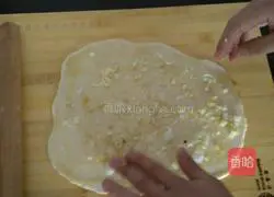 Illustration of how to make scallion, ham and ghee hand cakes 4