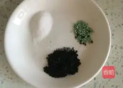 Illustration of how to fill egg cakes with cake embryos 3