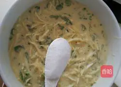 Illustration of how to make egg pancakes with shredded potatoes and tomato sauce 5