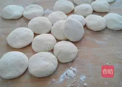 Illustration of how to make cabbage meat pie 3