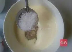 Illustration of how to make strawberry cream banana waffles 8