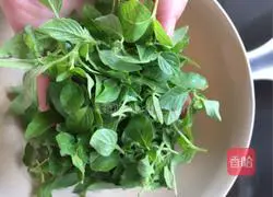 Illustration of how to make golden mustard chive pancake 1