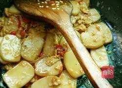 Illustration of how to make fried rice cakes with eggs 11