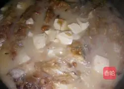 Illustration of how to make crucian carp stewed with tofu and stuffed with pancakes 7