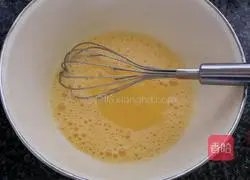 Illustration of how to make orange jam cake roll 2