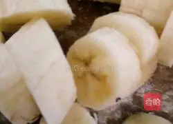 Illustration of how to make banana egg pancake 1