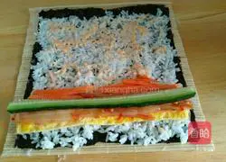 Illustration of how to make spicy cabbage sushi 7