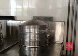 Illustration of how to make small meat patties 14