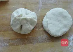 Illustration of how to make scallion oil pancakes 7