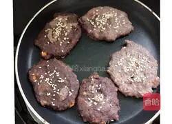 Illustration of how to make black rice and bean dregs pancakes 7 