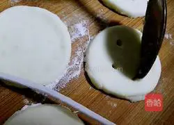 Illustration of how to make smiling potato cakes 11