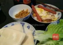 Illustration of how to sandwich eggs with lotus leaf cakes 3