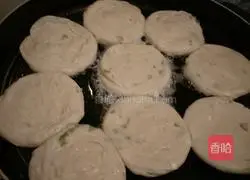 Illustration of how to make green onion hand cakes 10