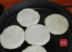 Illustration of how to make onion and beef patties 18