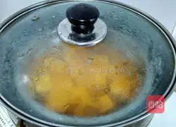 Illustration of homemade pumpkin pie 1