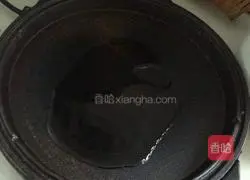 Illustration of how to make scallion oil crispy cake 15