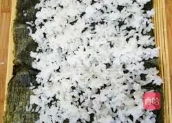 Illustration of how to make sushi rolls 11