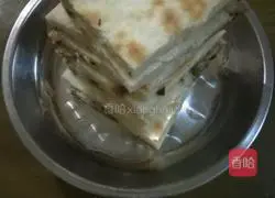 Illustration of how to make homemade minced meat cake with chopped green onion 6