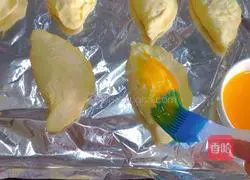 Illustration of how to make a bite of apple crisp 11