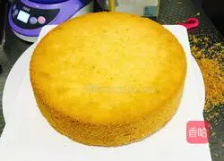 Illustration of how to make eight-inch children's whipped cream decorated cake 1