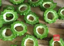 Bitter Melon and Purple Sweet Potato Cake Recipe Illustration 3