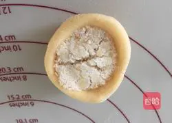 Illustration of how to make sesame and white sugar round cakes 7