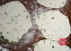 Illustration of how to make chives and scallion pancakes 6