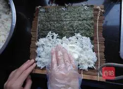 Illustration of how to make salad meat floss sushi roll 7