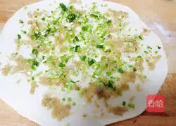 Illustration of how to make scallion pancakes with oil residue 8