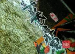 Illustration of how to make radish and meat floss sushi 1