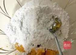 Milk flavor Illustration of how to make shredded coconut cake 3