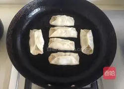 Illustration of how to make three fresh pot stickers 20