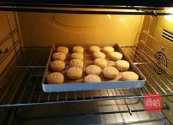 Illustration of making jujube egg yolk cake 23