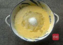 Illustration of how to make banana egg pancake 5