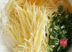 Illustration of how to make shredded potato and tomato sauce egg cake 3