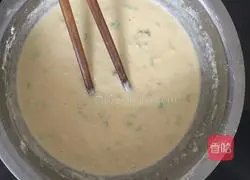 Illustration of how to make green onion and egg batter cake 1