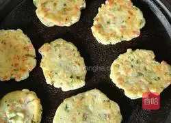 Illustration of how to make two-flavor potato pancakes 9